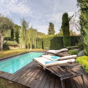 Pool with loungers amidst a verdant garden in the heart of Saint-Jean-Cap-Ferrat