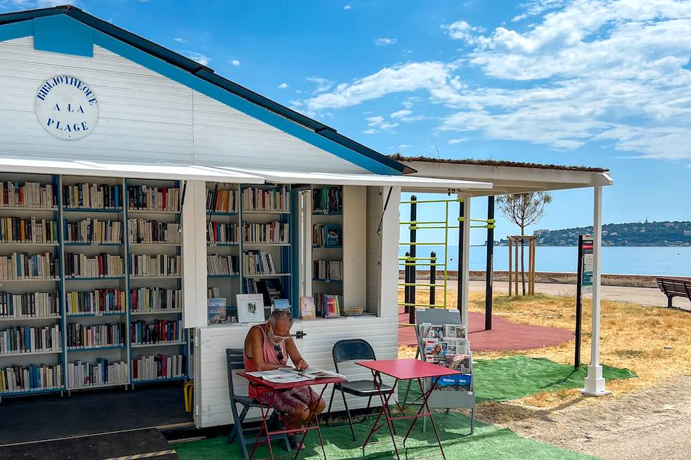 Plage de Fossan beach library