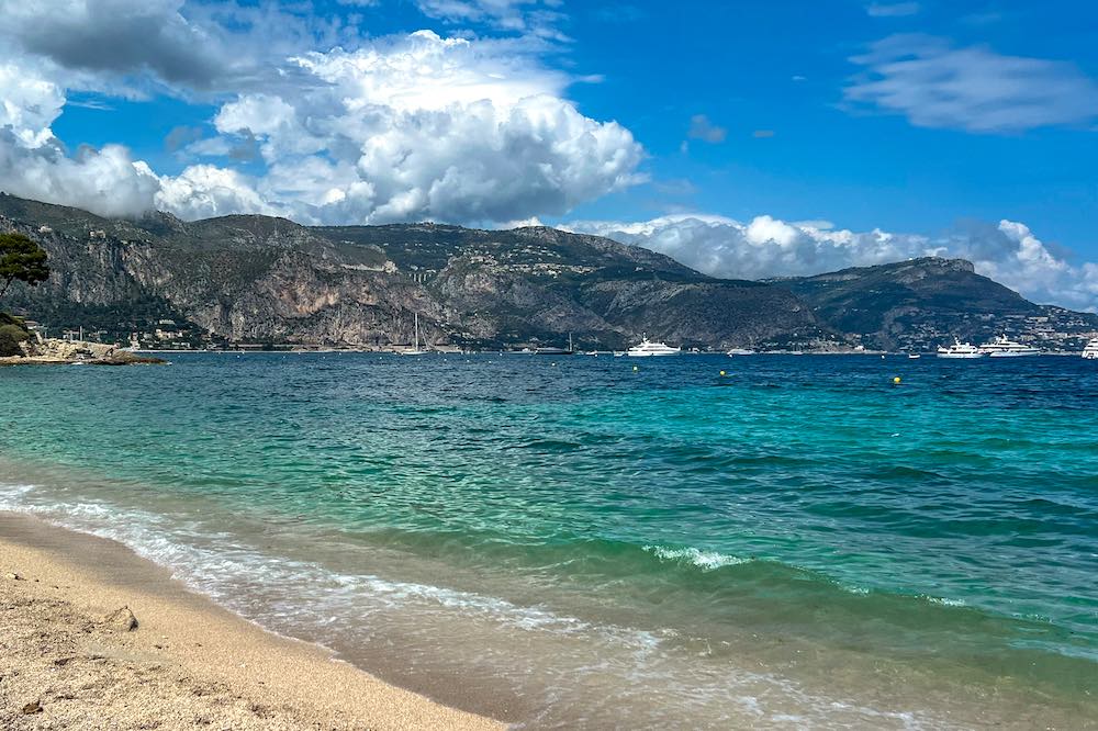 Beach in Saint-Jean-Cap-Ferrat overlooking the hills of Beaulieu-sur-Mer and Èze