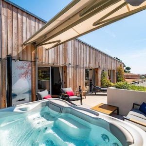 Luxury rooftop apartment with jacuzzi and views