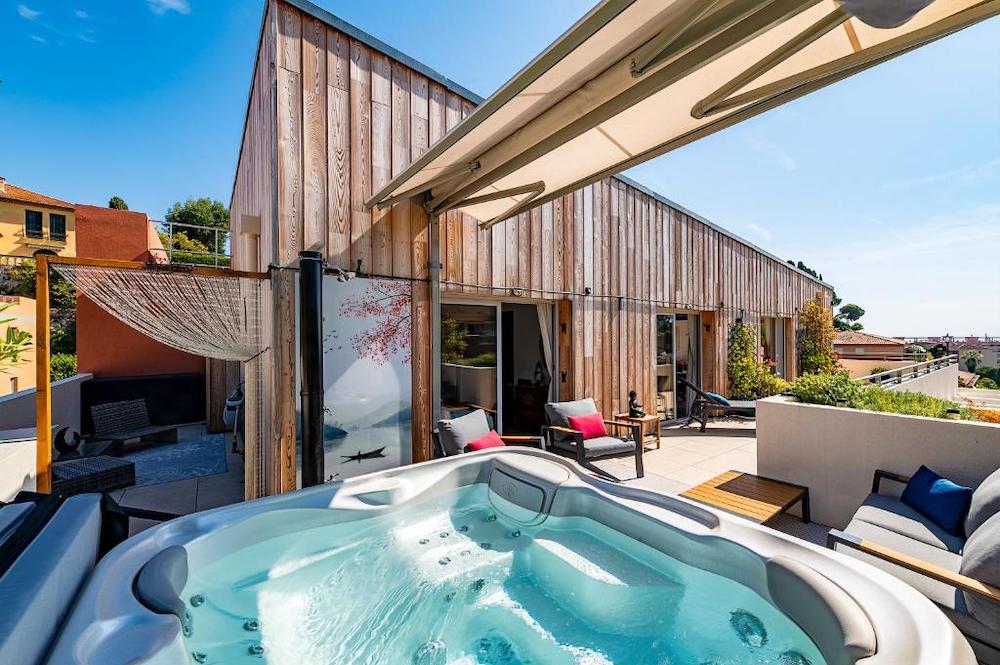 Luxury rooftop apartment with jacuzzi and views