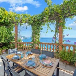 Rustic terrace apartment above Les Sablettes