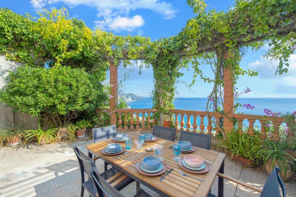 Rustic terrace apartment above Les Sablettes