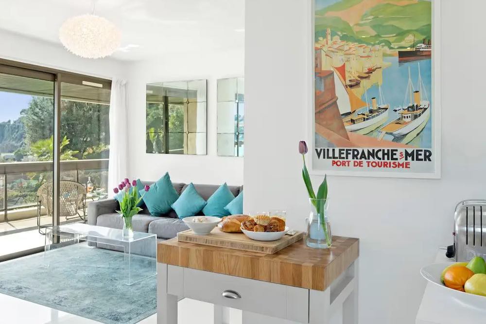 Bright living area with a poster of Villefranche-sur-Mer