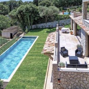 House with pool in the countryside