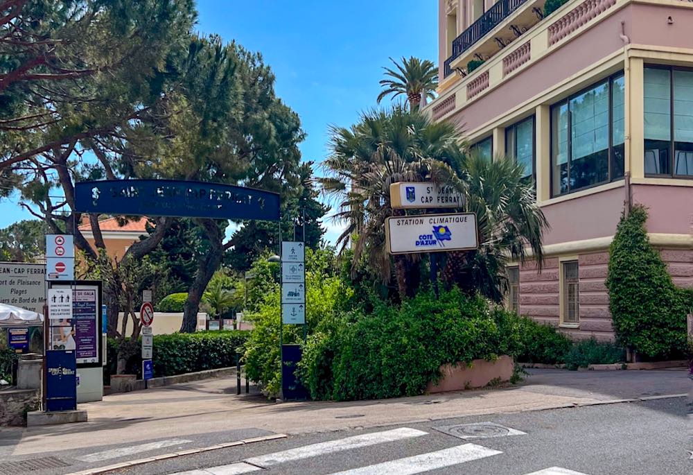 Trailhead of the Cap Ferrat coastal trail along Boulevard Maurice Rouvier