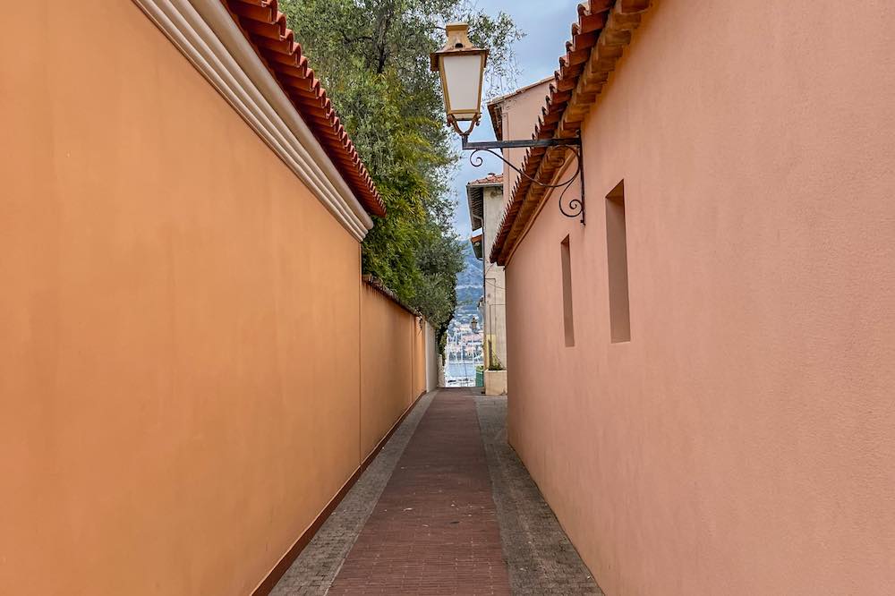 Small alley shortcut from Port of Saint-Jean-Cap-Ferrat to Plage des Fosses coastal trail
