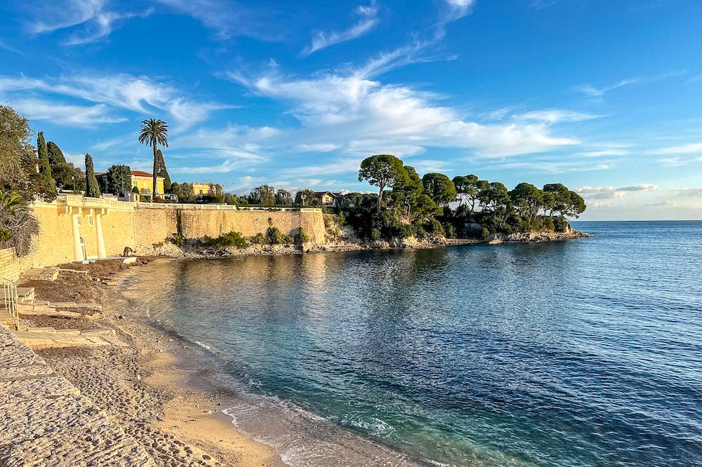 The western side of Plage des Fosses is the starting point for the Tour du Cap Ferrat