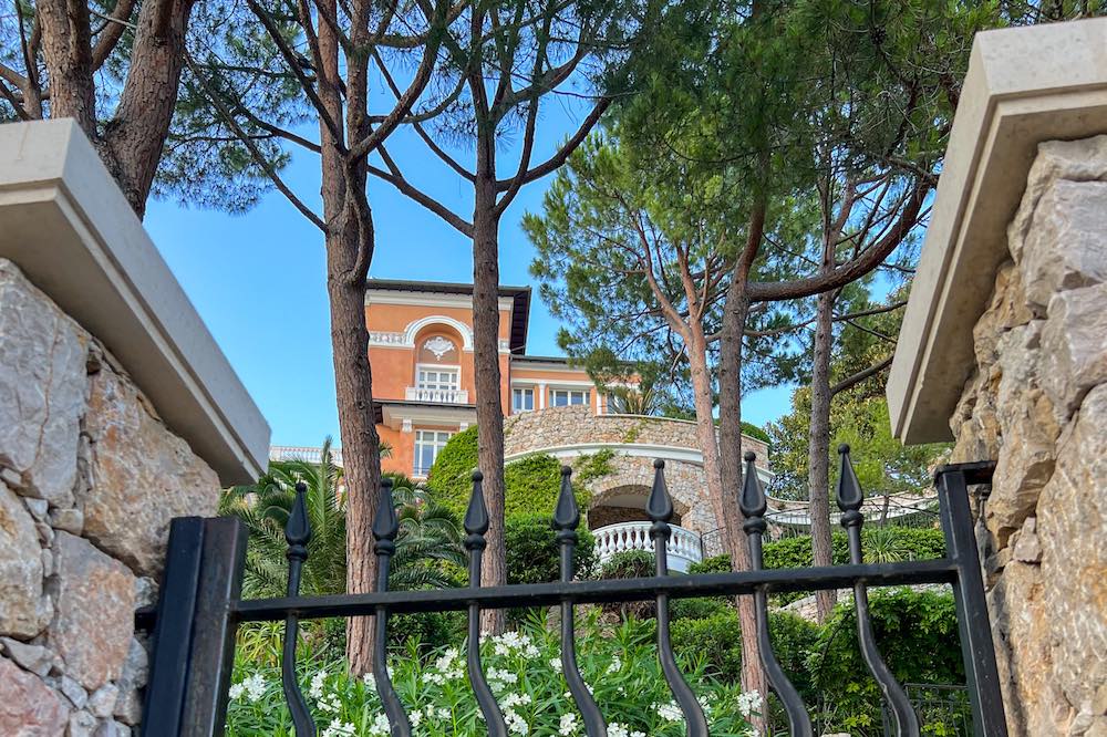 Seaside entrance gate of Villa l'Eclaircie along the Cap Martin coastal walk