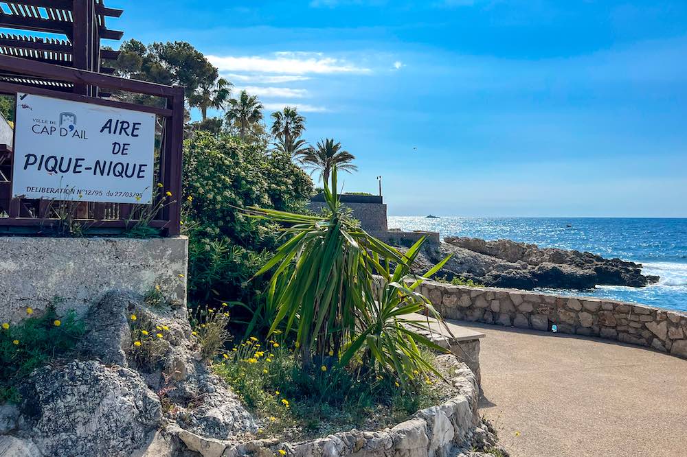 Picnic area on the trail between Plage Mala and Plage Marquet
