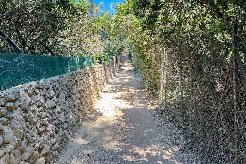 Alley connecting Billionaires Bay to Villa Eilenroc
