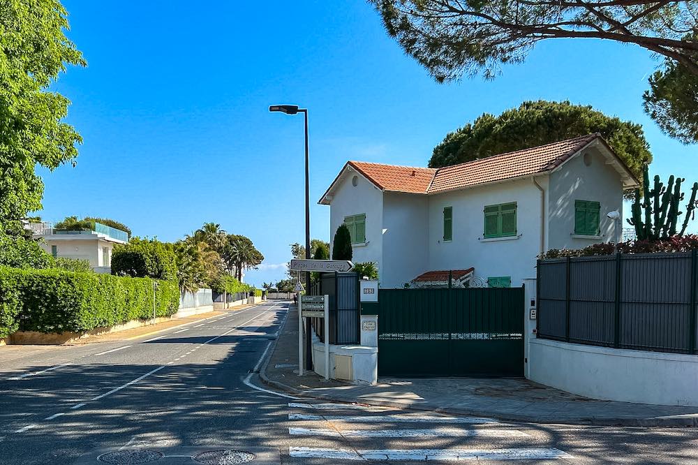 Sign to Plage de la Garoupe on the residential Boulevard de la Garoupe