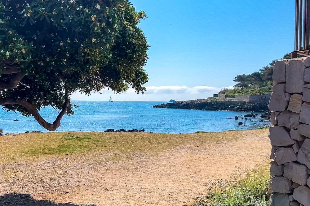 Beautiful bay along the Sentier du Littoral