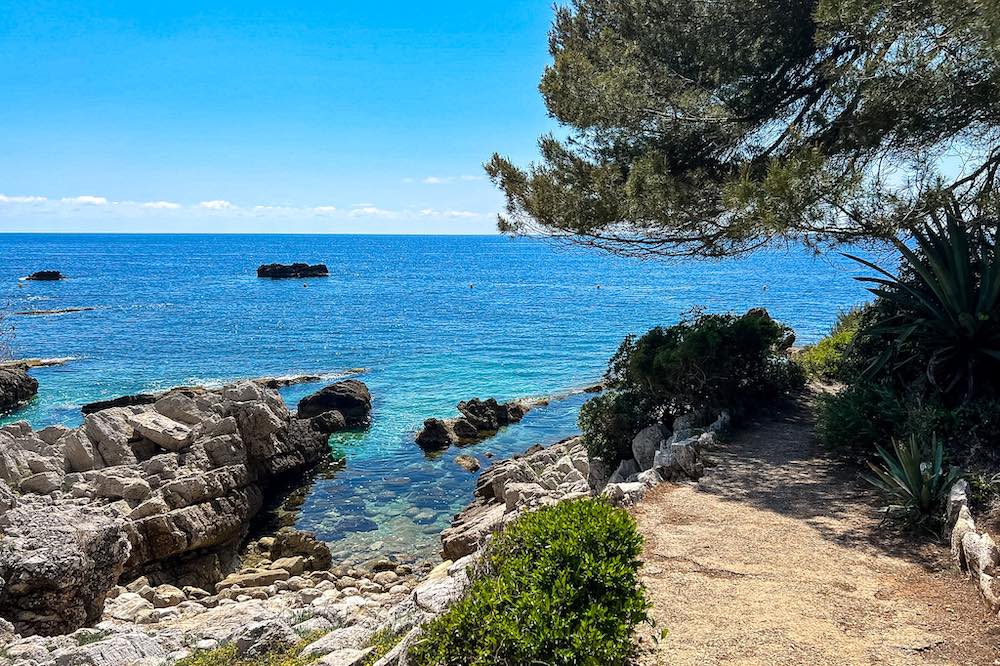 Swimming spot along a French Riviera coastal path