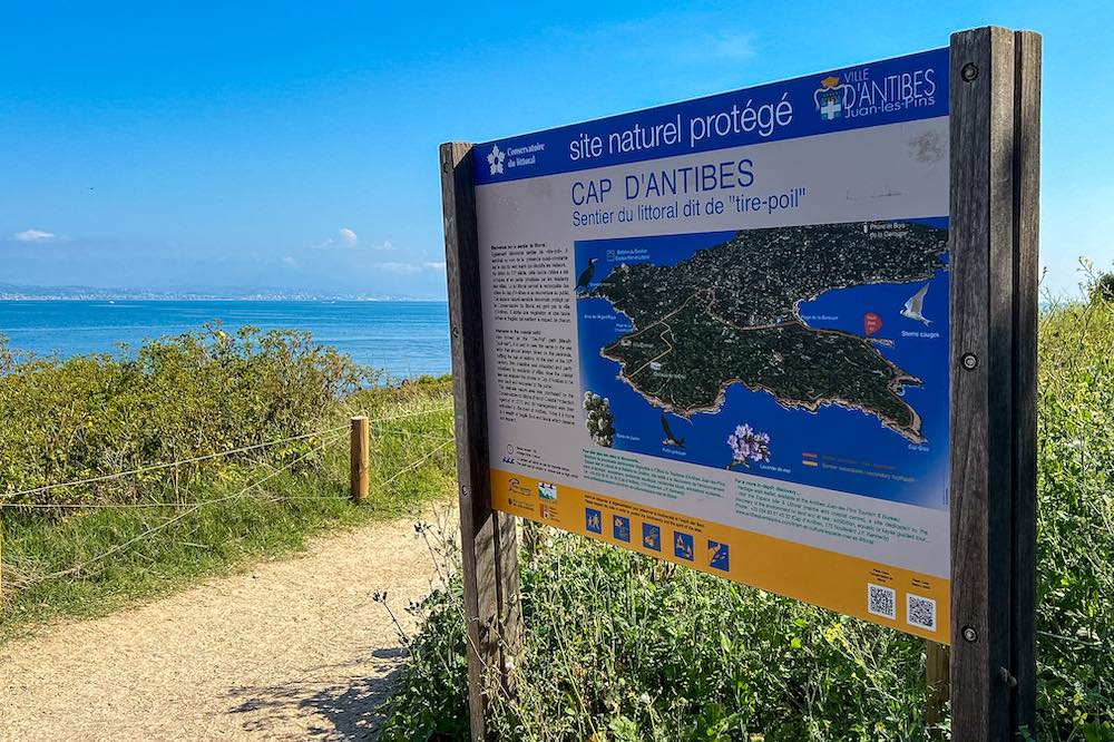 Trailhead sign of the Sentier de Tire-Poil