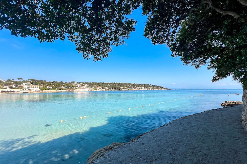 Path past Plage de le Garoupe Beach