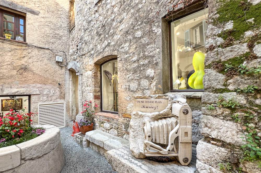 Cozy corner next to an art gallery in the medieval streets of Saint-Paul de Vence