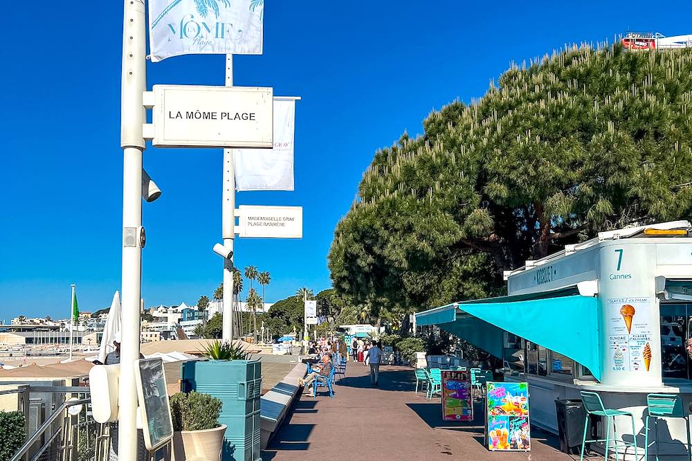 Snackbar at La Croisette in front of La Mome Plage beach club in Cannes